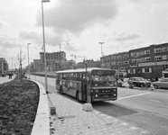 855369 Afbeelding van een stadsbus lijn 3 naar Zuilen, op de nieuwe busroute over de Catharijnebaan te Utrecht, ter ...
